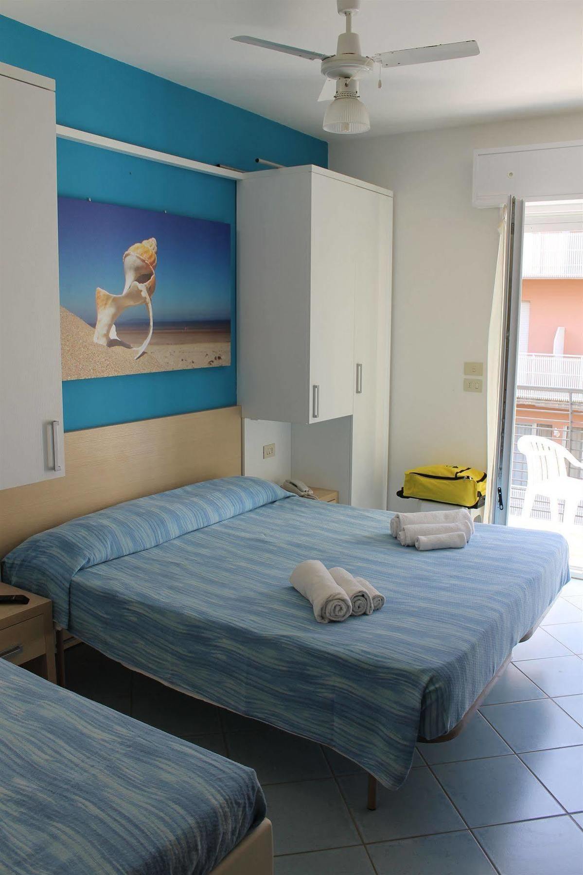 Hotel Esperia Cattolica Exterior photo