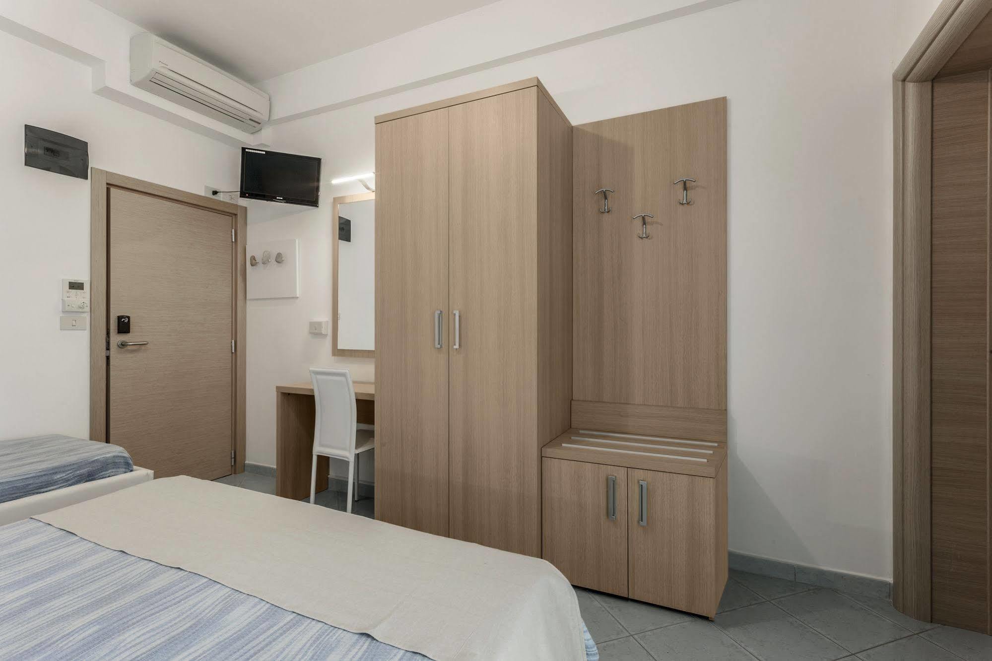 Hotel Esperia Cattolica Exterior photo